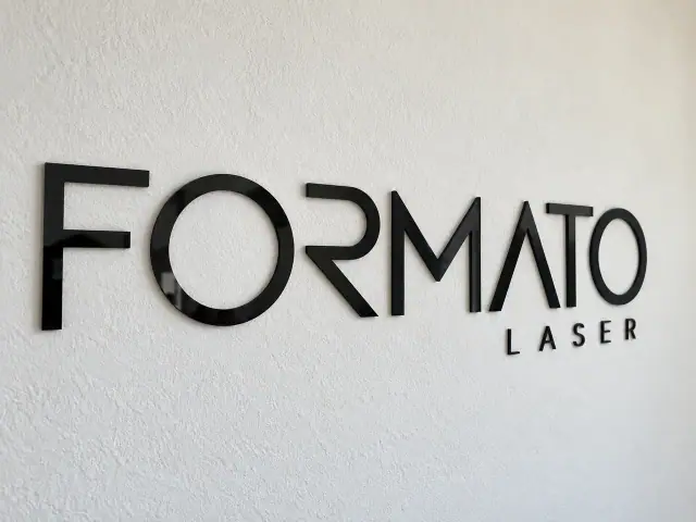 Mockup ilustrativo de logomarcas em acrílico