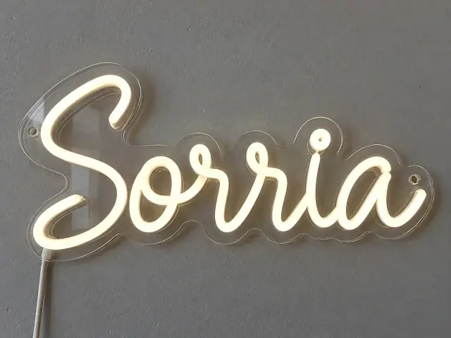 Mockup ilustrativo de letreiros em led neon