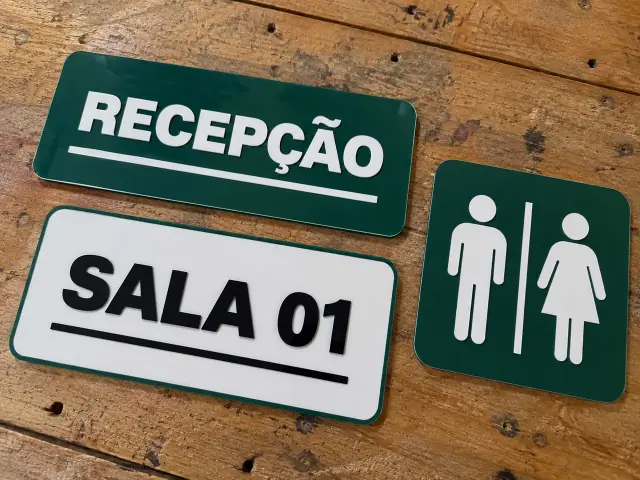 Mockup ilustrativo de sinalização de ambientes