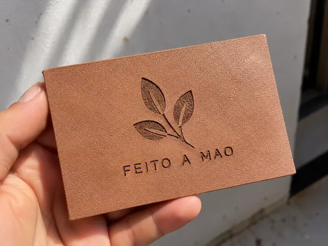 Mockup ilustrativo de gravação em couro