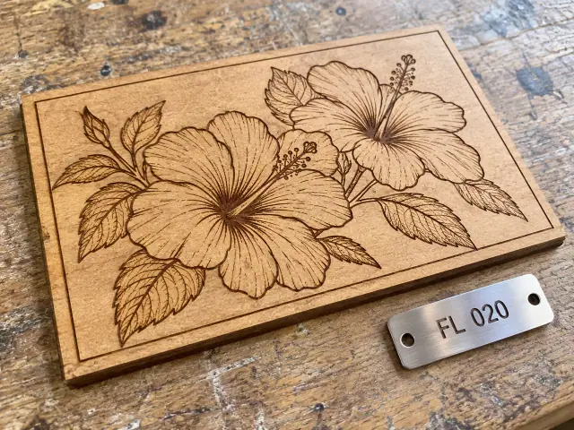 Mockup ilustrativo de gravação em madeira e metal