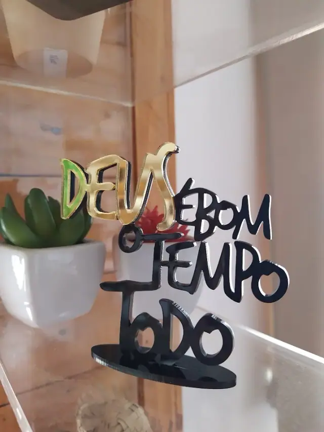 Peça decorativa de mesa com a frase Deus é bom o tempo todo