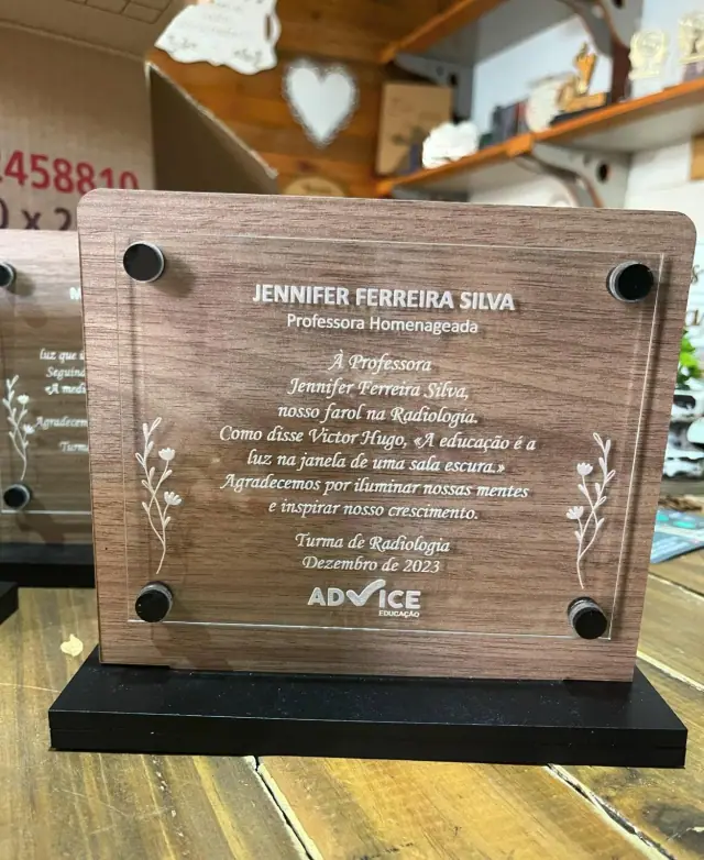 Placa de homenagem com o nome Jennifer Ferreira Silva
