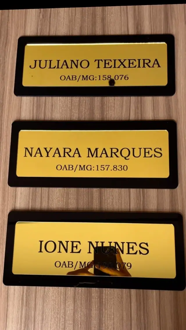 Placas de identificação de profissionais em dourado e preto