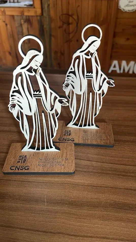 Duas imagens religiosas vazadas em branco sobre bases com gravação