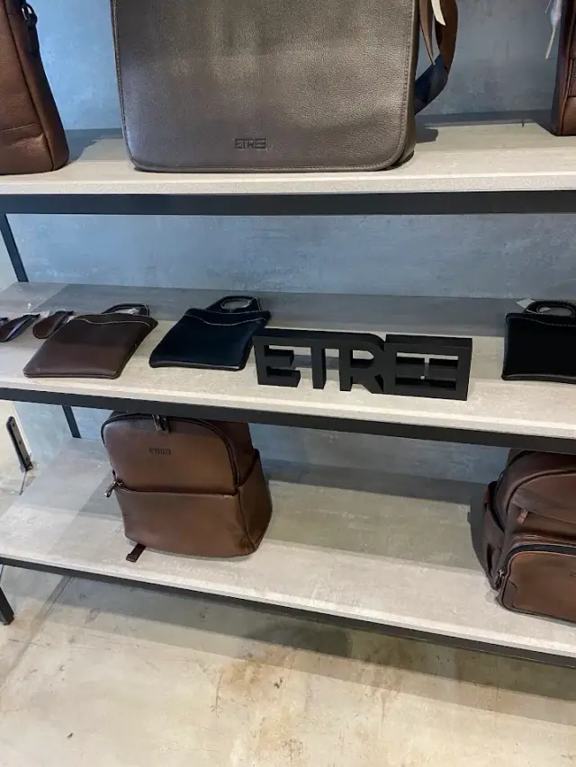 Logo preto em relevo instalado em prateleira de exposição de bolsas