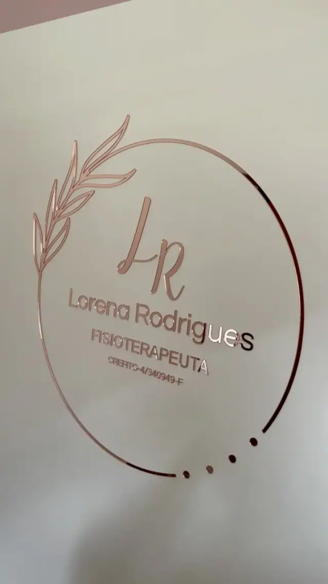 Logomarca de Lorena Rodrigues em acabamento espelhado