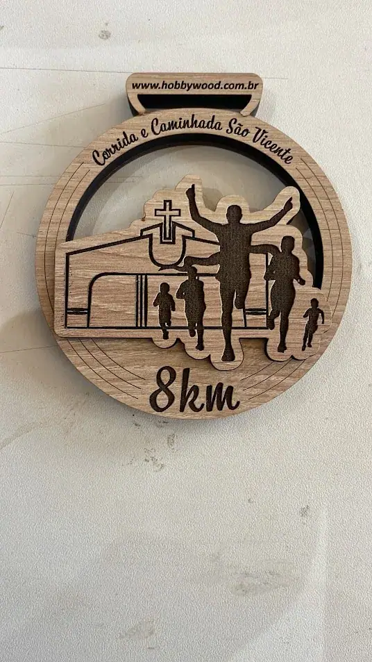 Medalha circular com desenho de caminhada e inscrição de 8 km