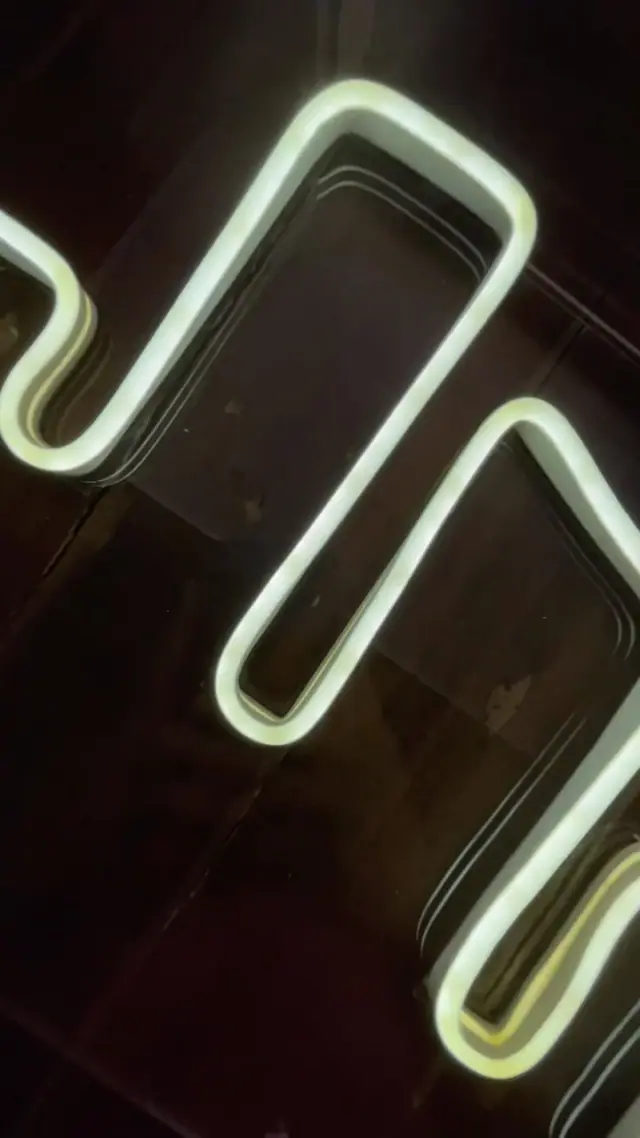 Detalhe de tubo LED neon branco em suporte transparente