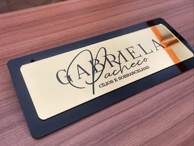Placa de mesa Gabriela Pacheco em dourado e preto