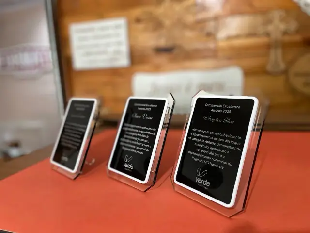 Três placas de homenagem com frente preta, bordas claras e texto personalizado