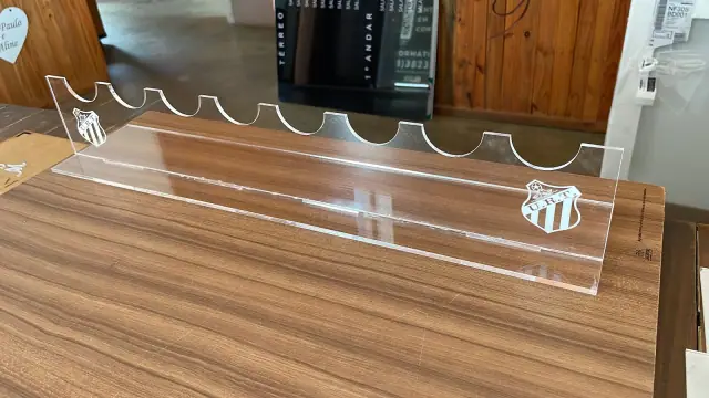 Suporte transparente comprido com recortes para microfones e escudos nas laterais