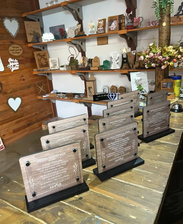 Outro registro de placas de homenagem na produção