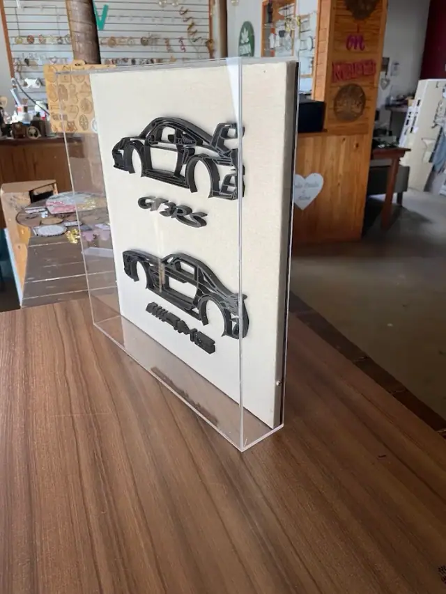 Quadro transparente fechado com ilustrações de carros e moldura clara