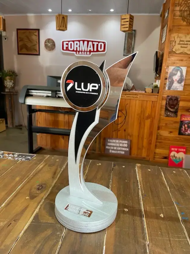 Troféu alto branco e transparente com logo circular preto e recorte curvo