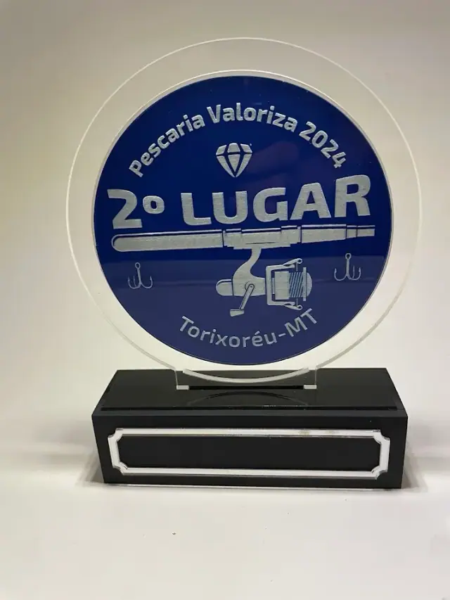 Troféu circular azul de pescaria com inscrição de segundo lugar e base preta