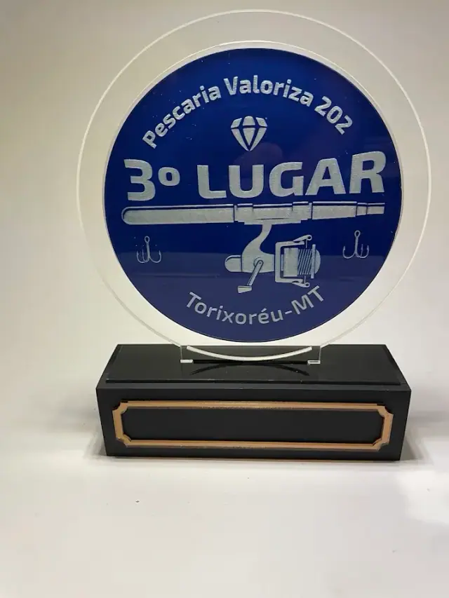 Troféu circular azul de pescaria com inscrição de terceiro lugar e base preta