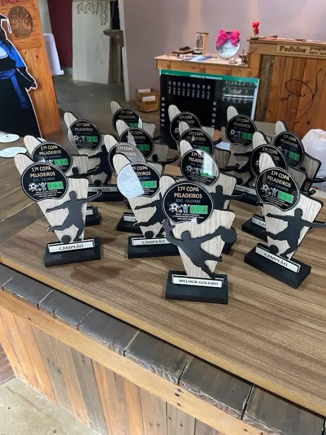 Troféus em formato de jogadores de futebol sobre bases pretas